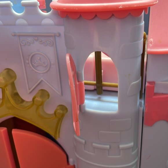 Mattel Foldable Caste - Picture 2 of 10